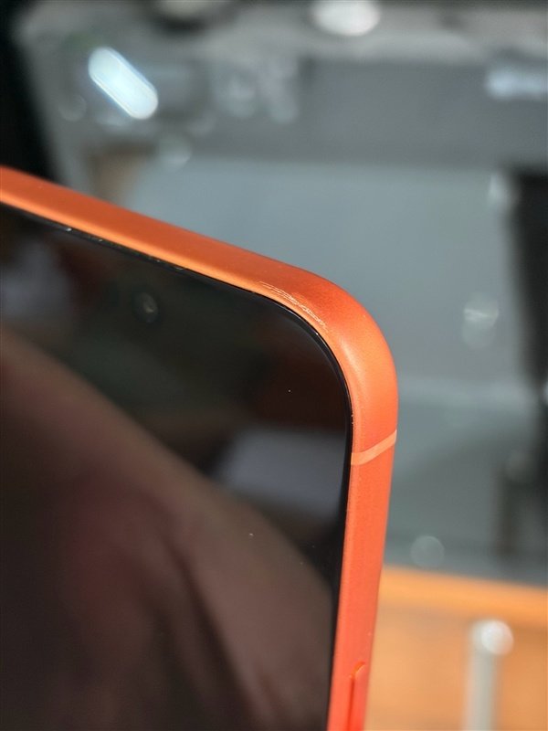 配资网哪 戴壳没用！iPhone 17 Pro Max铝合金机身一碰就花：博主直呼苦不堪言