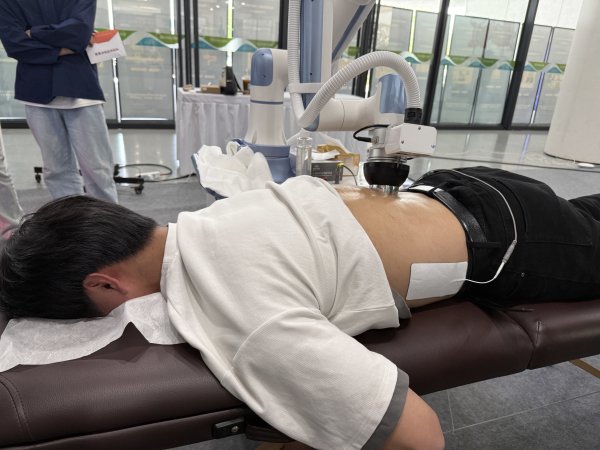 配资论坛门户网 来看机器人“秀绝活”！第四届中国科交会举行互动体验活动