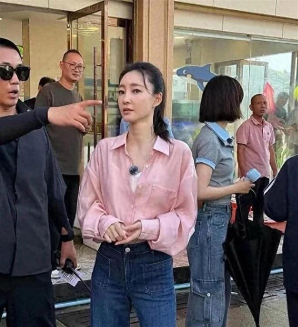 网上配资_配资炒股 40岁王丽坤现身浙江街头，她个儿高还瘦溜